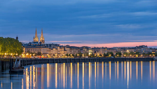 Vue de Bordeaux la nuit