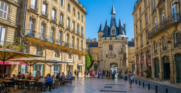 Bordeaux - la place du Palais et la Porte Cailhau